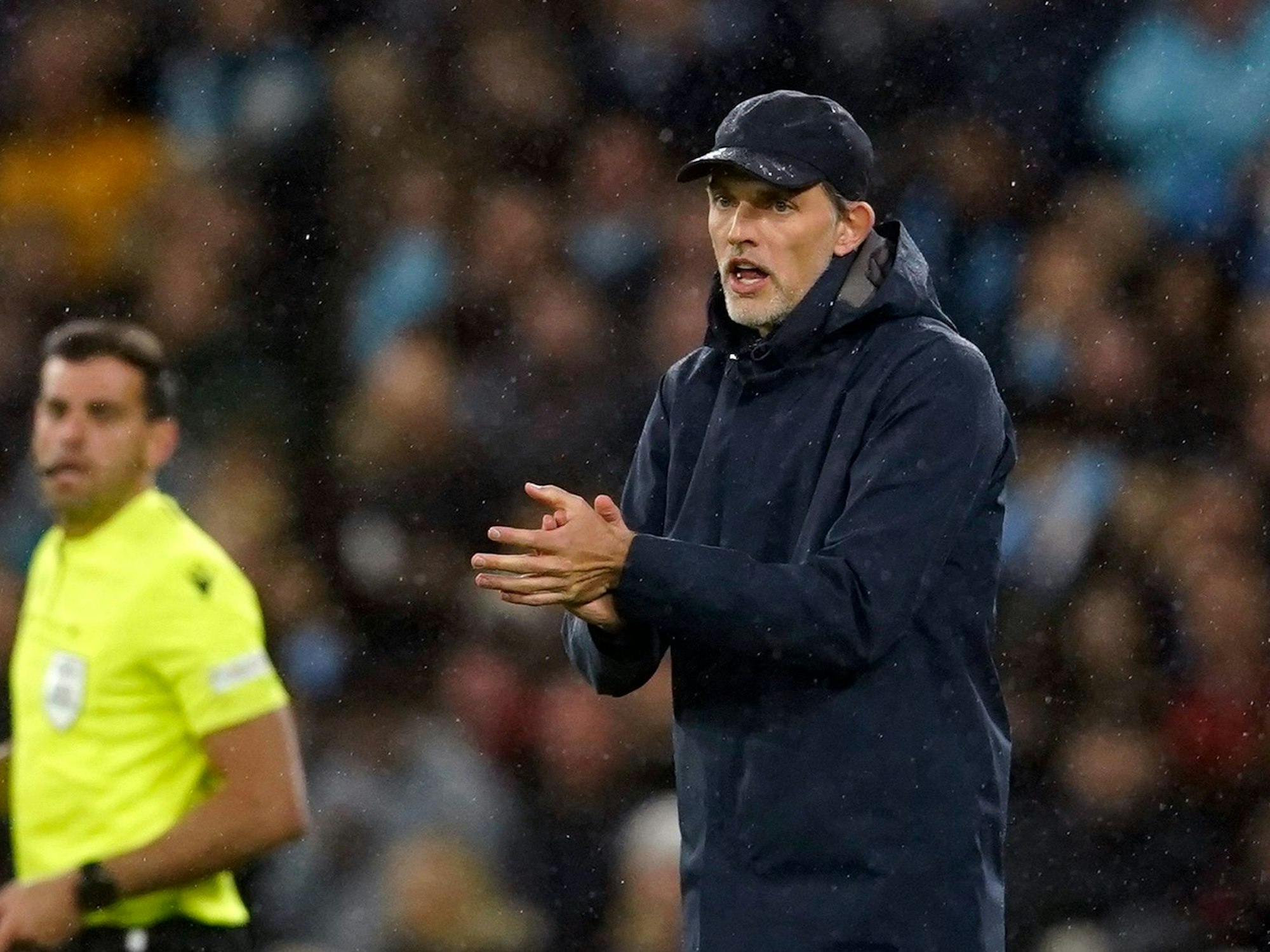 Thomas Tuchel klatscht an der Seitenlinie in die Hände.