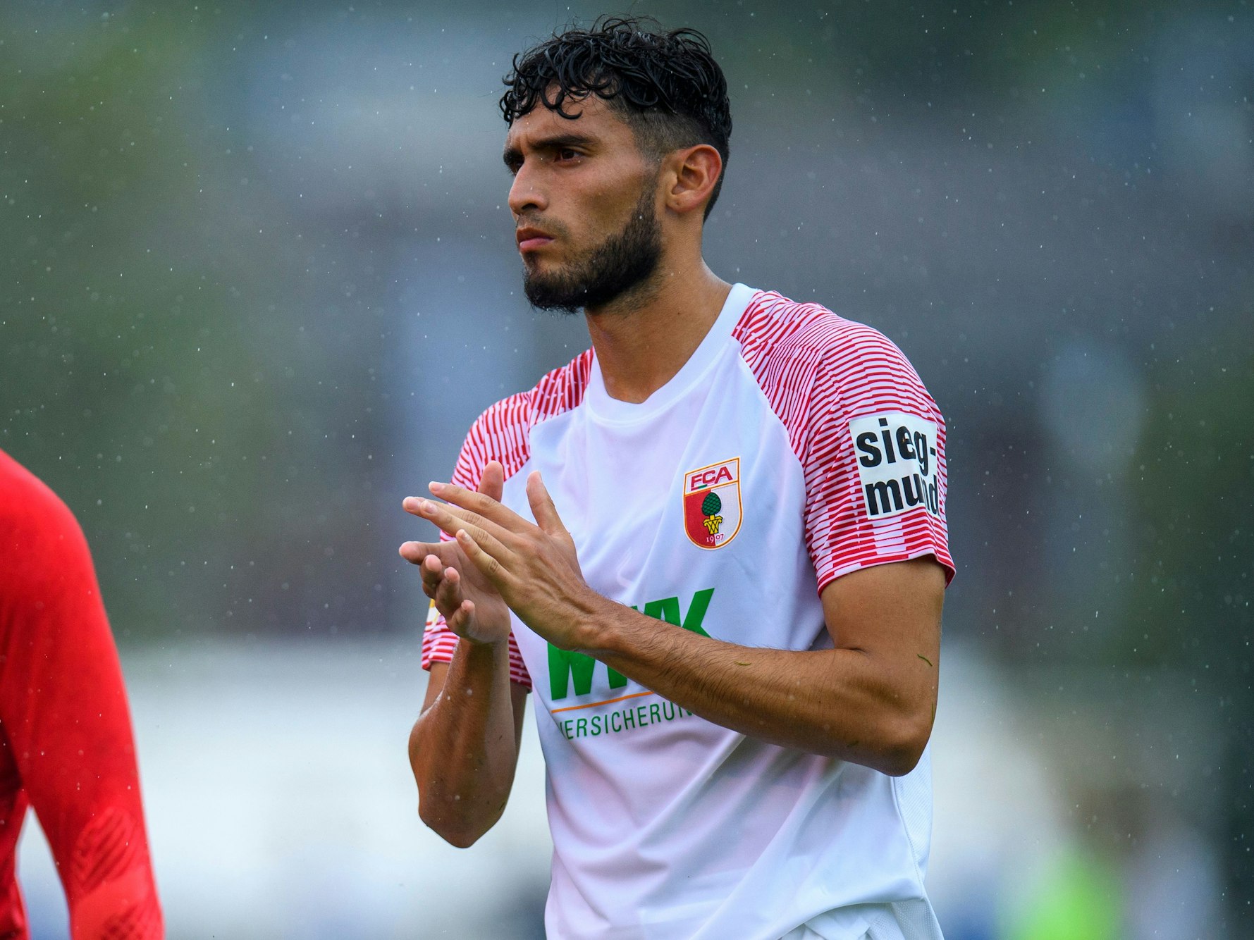 Fußball, DFB-Pokal, TuS BW Lohne - FC Augsburg, 1. Runde, Heinz-Dettmer-Stadion: Augsburgs Ricardo Pepi geht nach dem Spiel zu den Fans und applaudiert. (zu dpa: «Pepis Wechselwunsch: Augsburg verleiht Millionen-Talent an Groningen») +++ dpa-Bildfunk +++