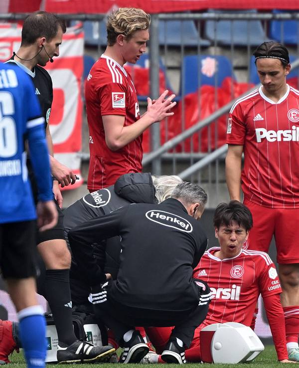 Ao Tanaka wird im Spiel von Fortuna Düsseldorf behandelt.