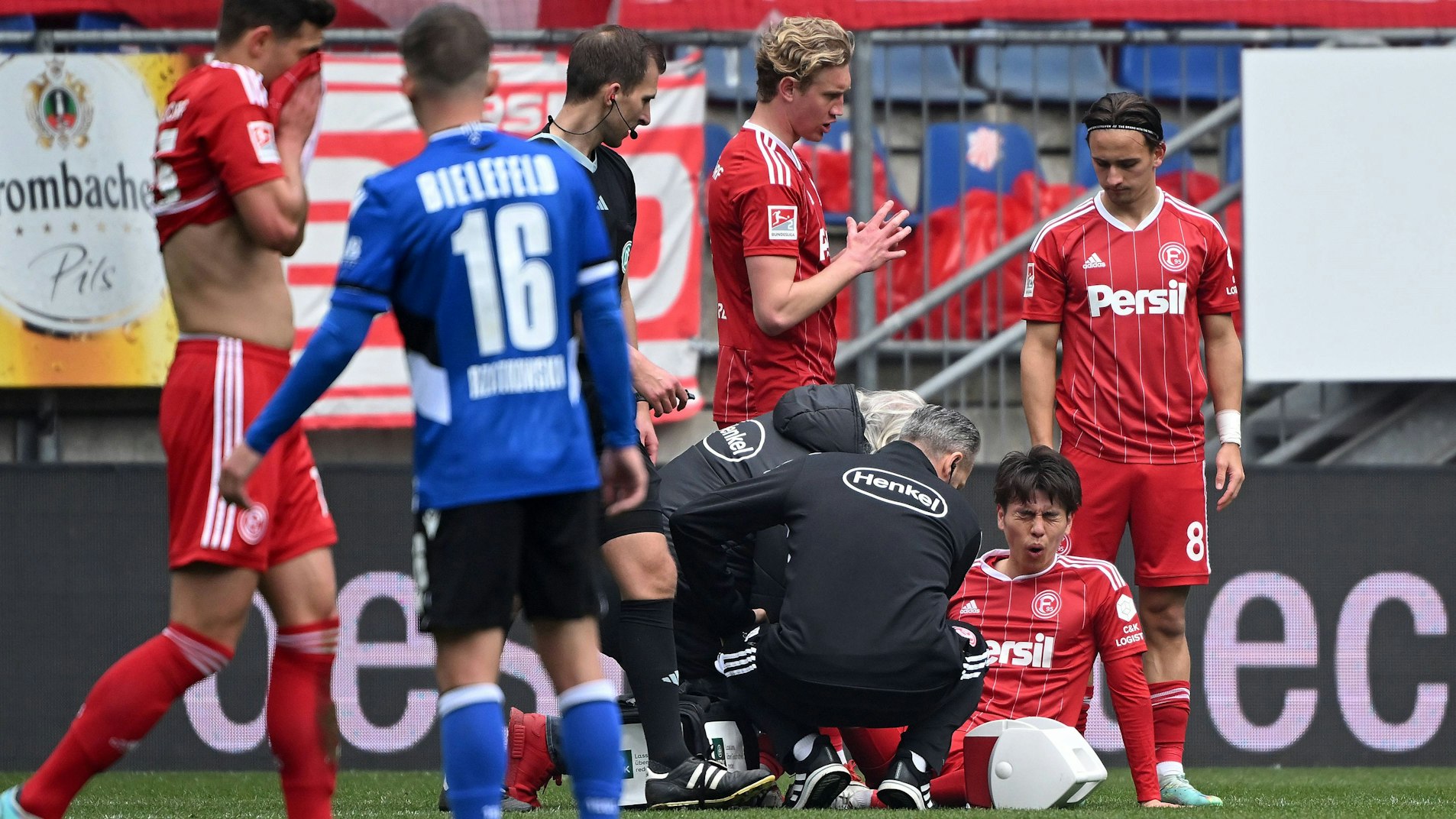 Ao Tanaka wird im Spiel von Fortuna Düsseldorf behandelt.