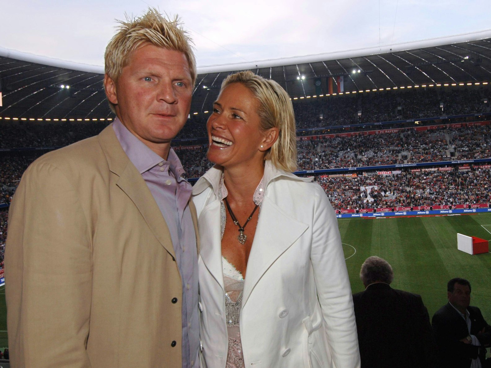 Stefan Effenberg und seine Frau Claudia stehen am Dienstag vor der Eröffnung in der neuen Allianz-Arena in München.