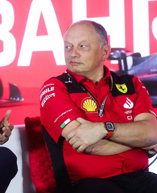 Red Bulls Teamchef Christian Horner (l.) und der neue Ferrari-Boss Frederic Vasseur sprechen in Bahrain vor dem ersten Saisonrennen der Formel 1 auf einer Pressekonferenz.