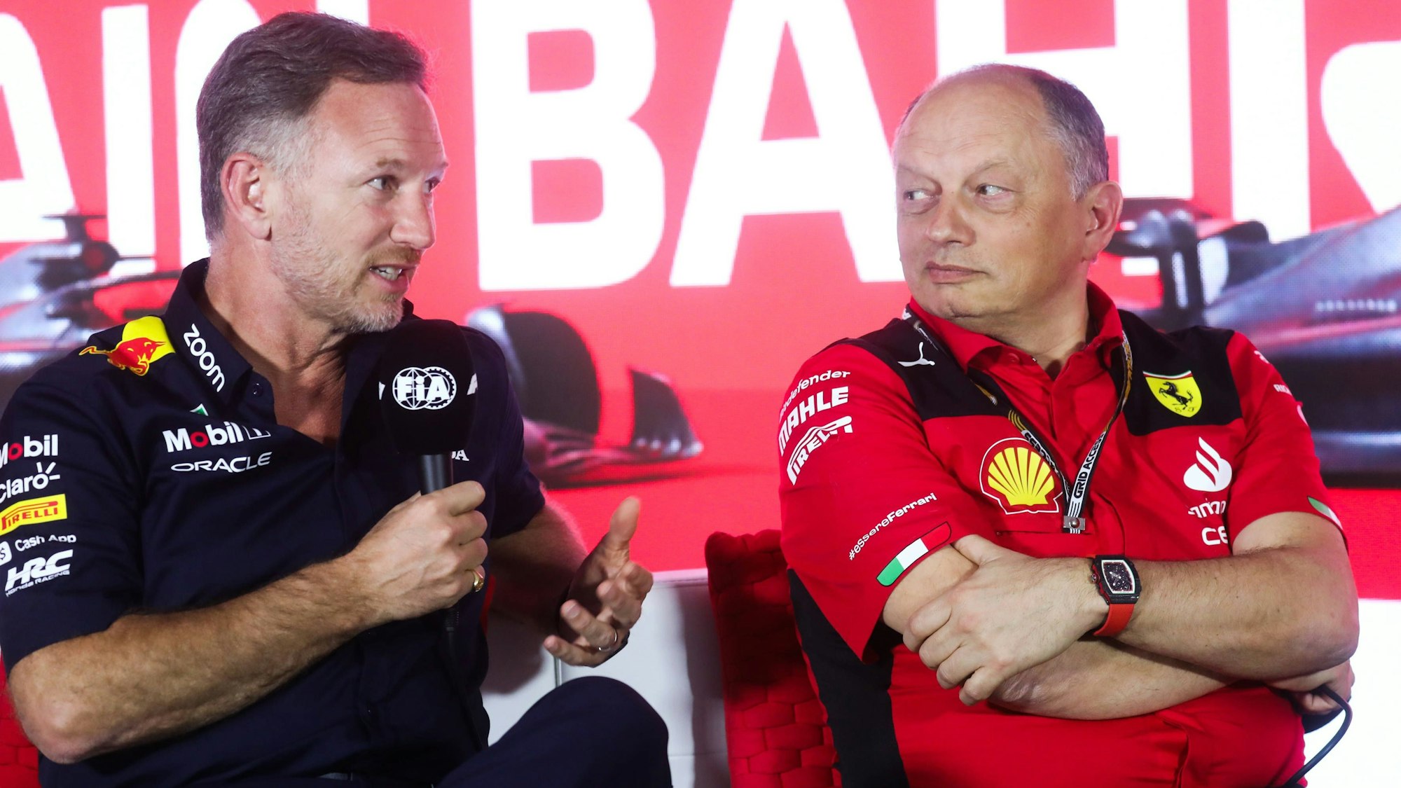Red Bulls Teamchef Christian Horner (l.) und der neue Ferrari-Boss Frederic Vasseur sprechen in Bahrain vor dem ersten Saisonrennen der Formel 1 auf einer Pressekonferenz.