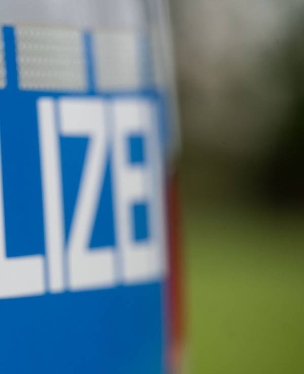 Das Wort Polizei steht auf einem Polizeiwagen.