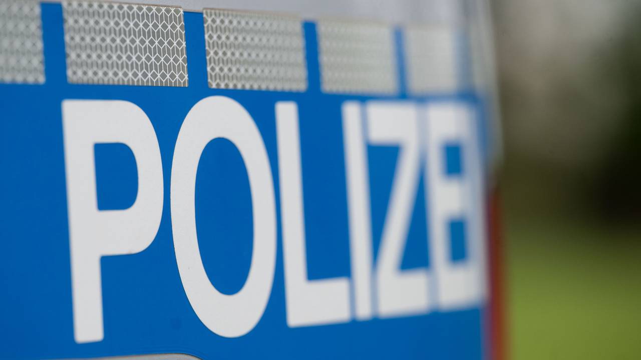 Das Wort Polizei steht auf einem Polizeiwagen.
