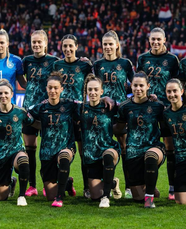 Die deutsche Frauenfußball-Nationalmannschaft posiert vor dem Testspiel in den Niederlanden für das Teamfoto.