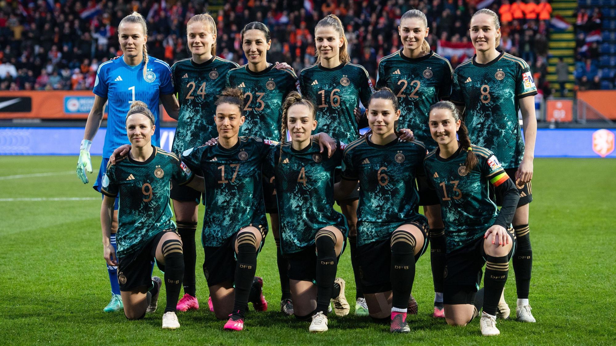 Die deutsche Frauenfußball-Nationalmannschaft posiert vor dem Testspiel in den Niederlanden für das Teamfoto.