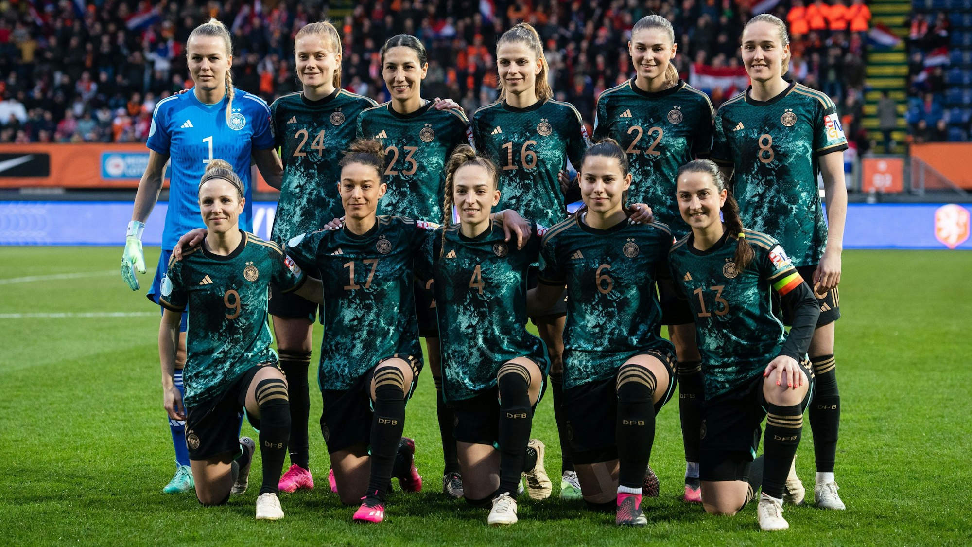 Die deutsche Frauenfußball-Nationalmannschaft posiert vor dem Testspiel in den Niederlanden für das Teamfoto.
