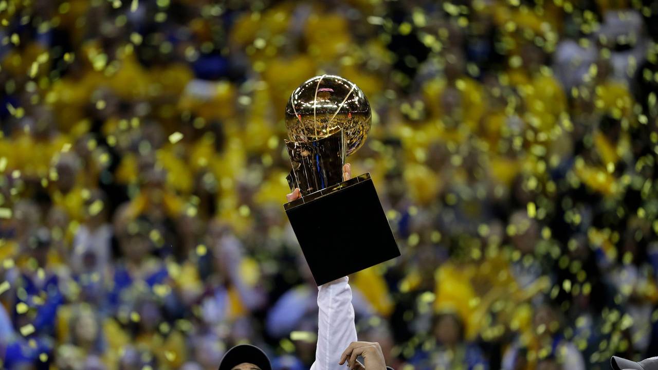 Golden States JaVale McGee jubelt und hält den «Larry O'Brien NBA Championship»-Pokal nach dem Sieg und der gewonnenen Meisterschaft hoch.