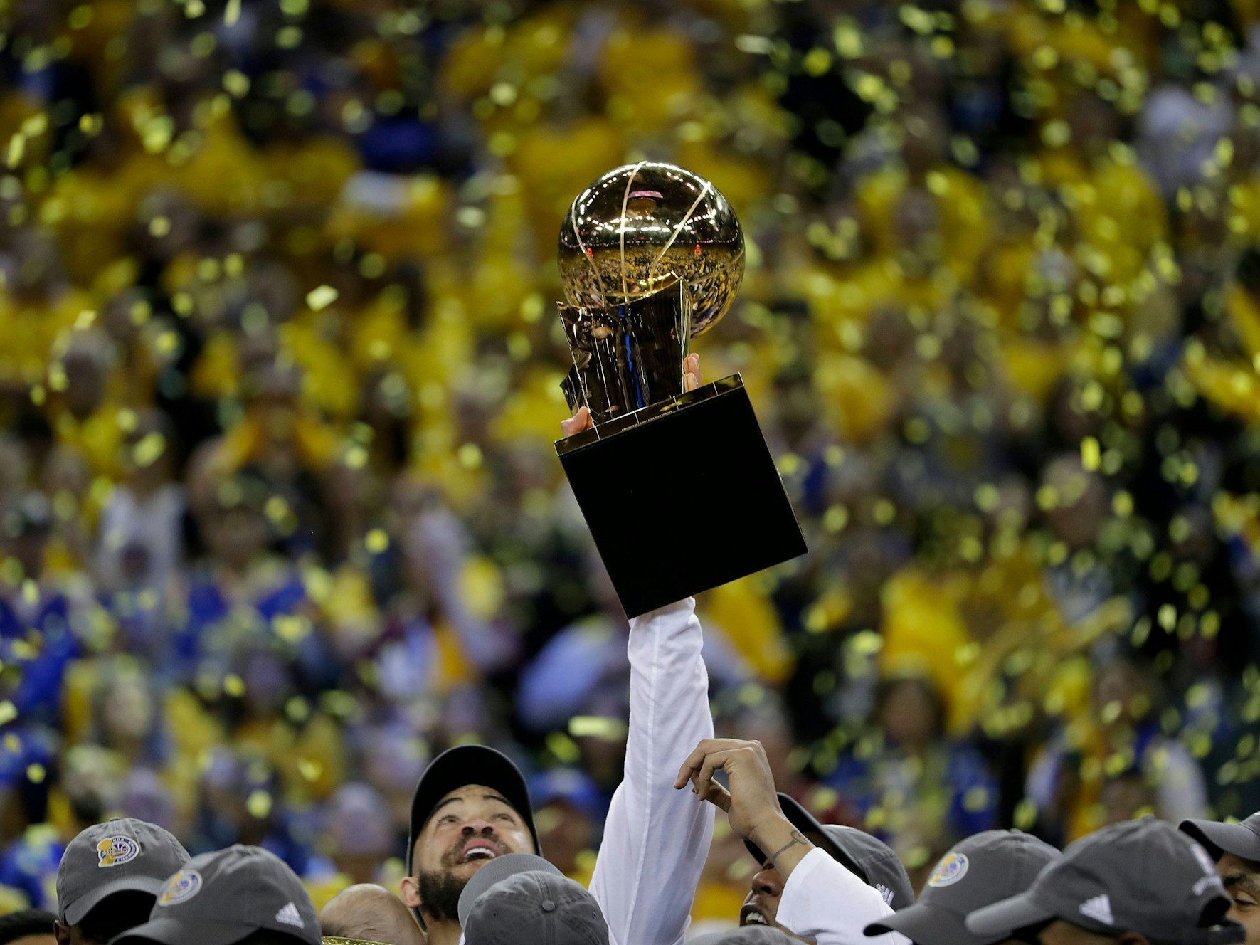 Golden States JaVale McGee jubelt und hält den «Larry O'Brien NBA Championship»-Pokal nach dem Sieg und der gewonnenen Meisterschaft hoch.