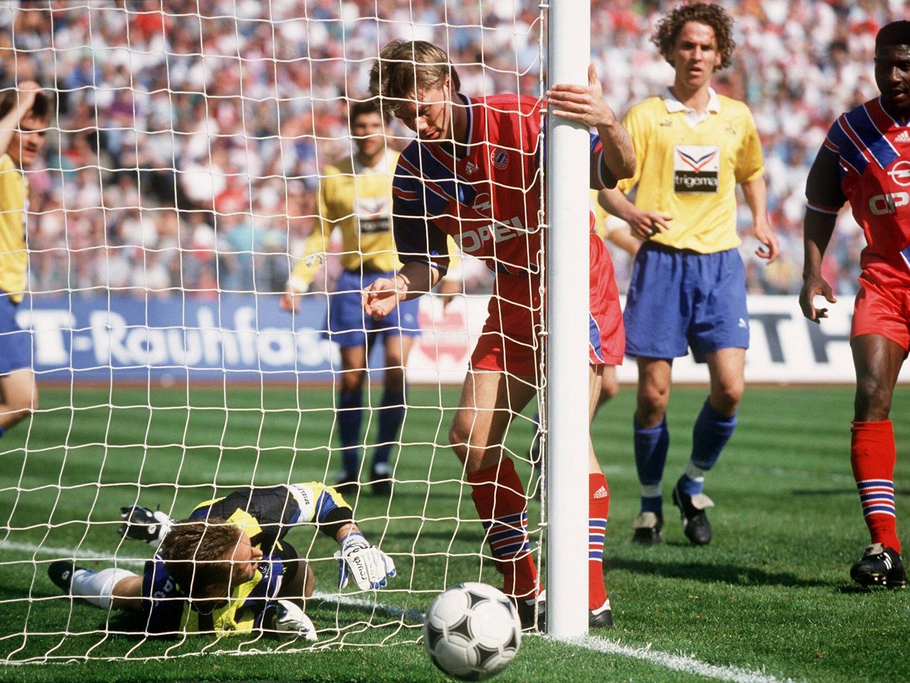 Thomas Helmer (Bayern, Mitte) erzielt das 'Phantomtor' gegen Torwart Andreas Köpke (Nürnberg). Obwohl der Ball gut sichtbar neben dem Pfosten ins Aus trudelte, entschied Schiedsrichter Hans-Joachim Osmers auf Tor für die Bayern.