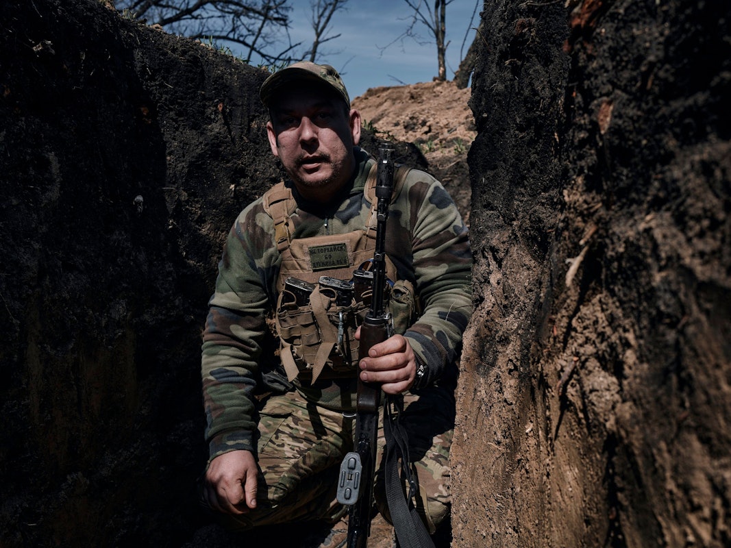 Ein ukrainischer Soldat geht in einem Graben an der Frontlinie in Bachmut.