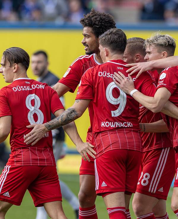 Fortuna Düsseldorfs Spieler jubeln nach dem Treffer zum 2:0 im Auswärtsspiel beim FC Hansa Rostock.