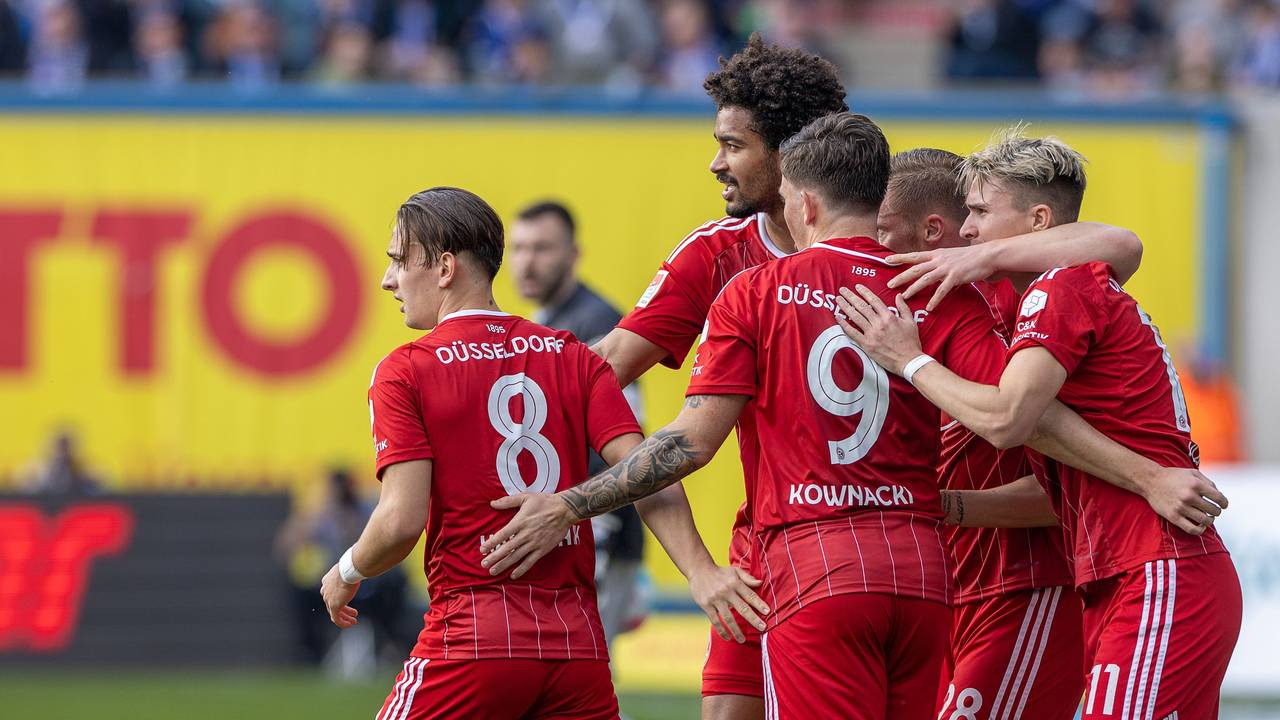 Fortuna Düsseldorfs Spieler jubeln nach dem Treffer zum 2:0 im Auswärtsspiel beim FC Hansa Rostock.