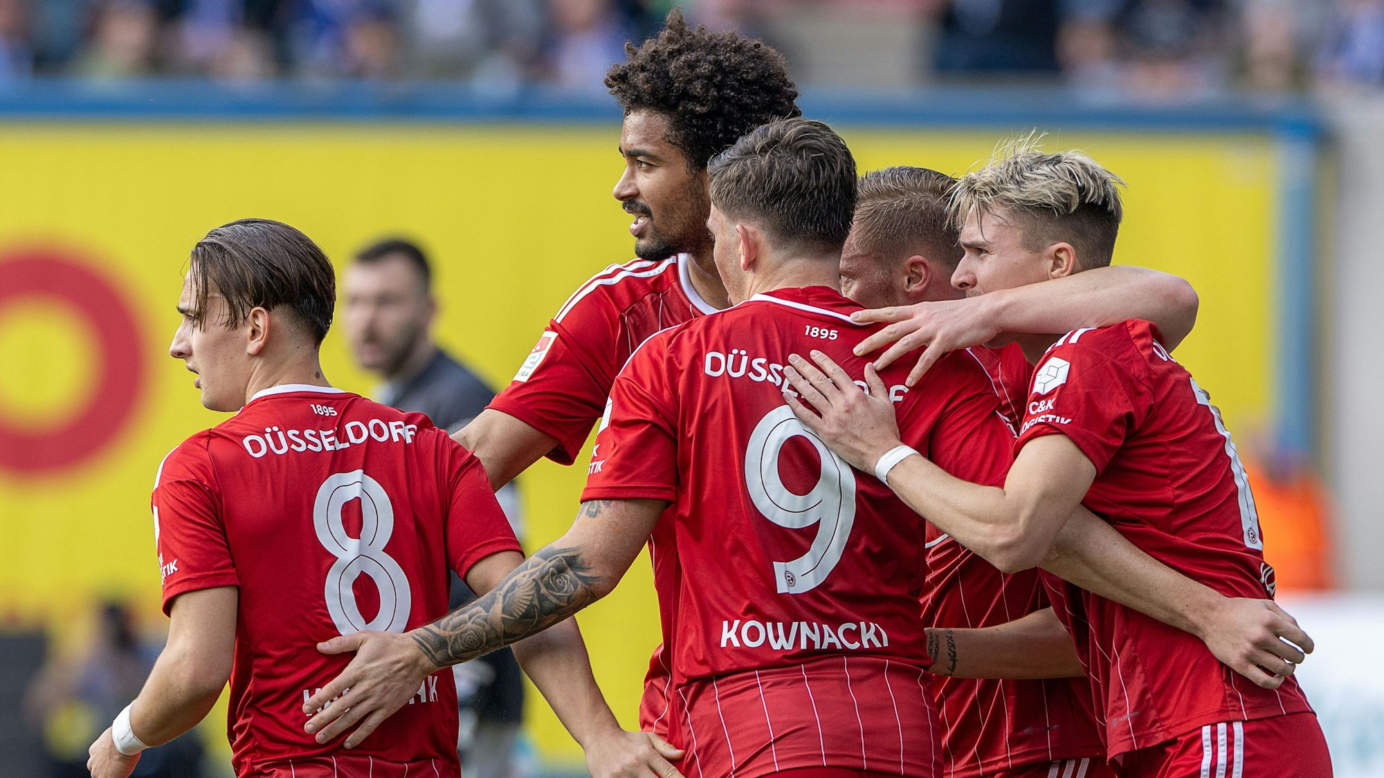 Fortuna Düsseldorfs Spieler jubeln nach dem Treffer zum 2:0 im Auswärtsspiel beim FC Hansa Rostock.