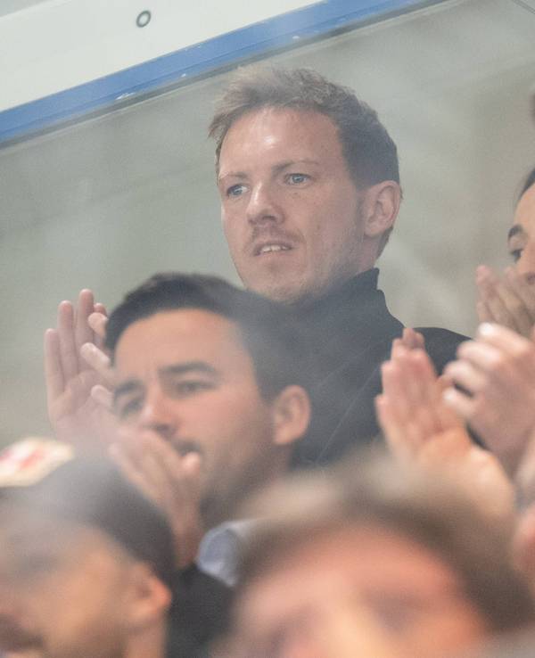 Julian Nagelsmann und seine Lebensgefährtin Lena Wurzenberger feuern von der Tribüne aus Red Bull München an.