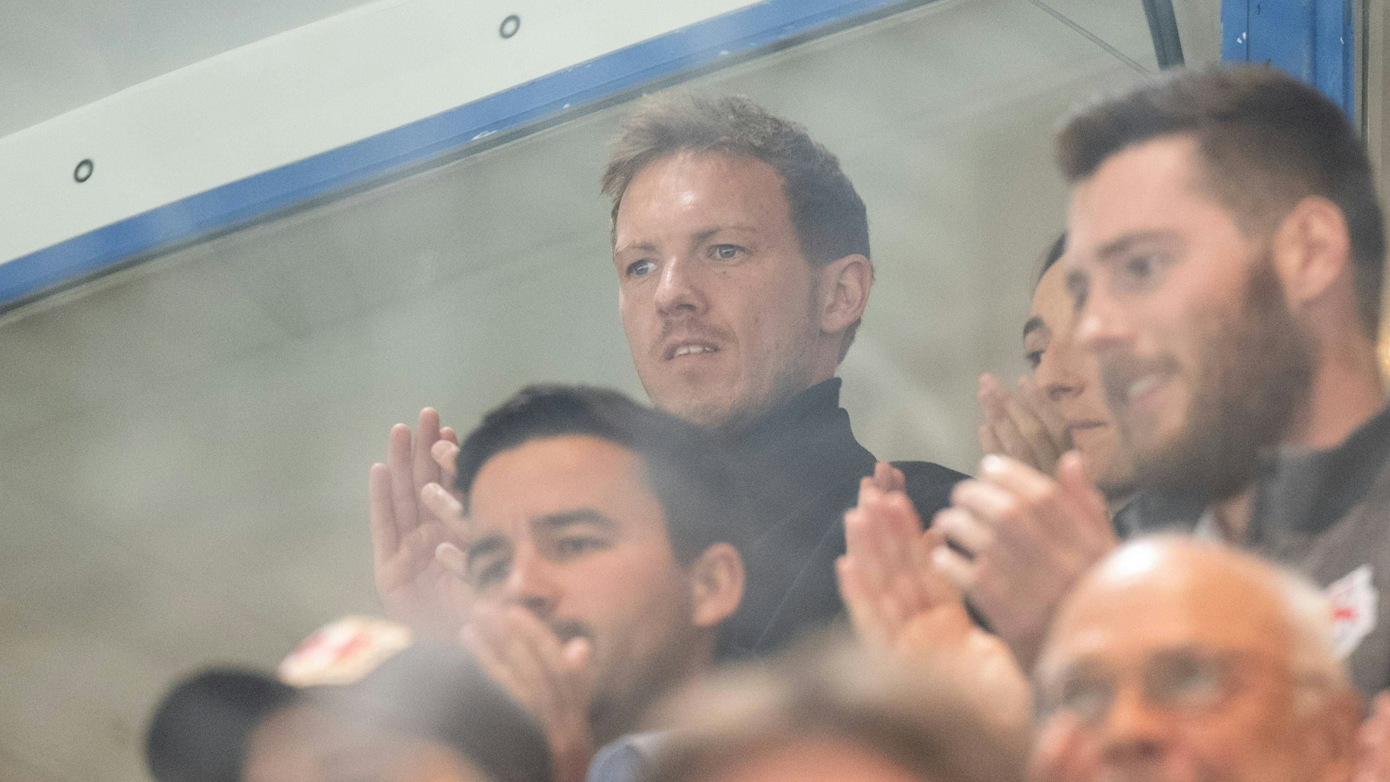 Julian Nagelsmann und seine Lebensgefährtin Lena Wurzenberger feuern von der Tribüne aus Red Bull München an.