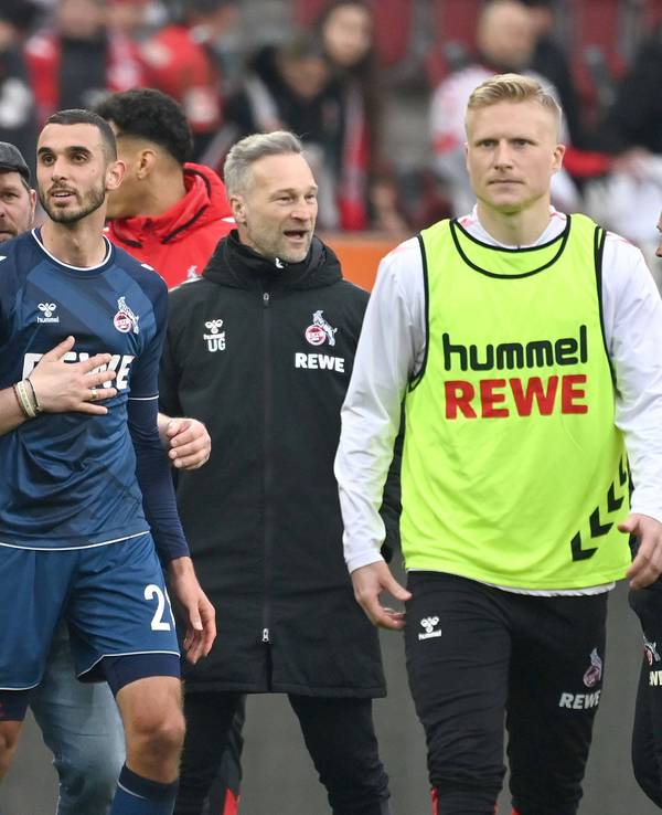 Steffen Baumgart umarmt Ellyes Skhiri (M.) nach dem 3:1-Sieg des 1. FC Köln beim FC Augsburg am 8. April 2023.