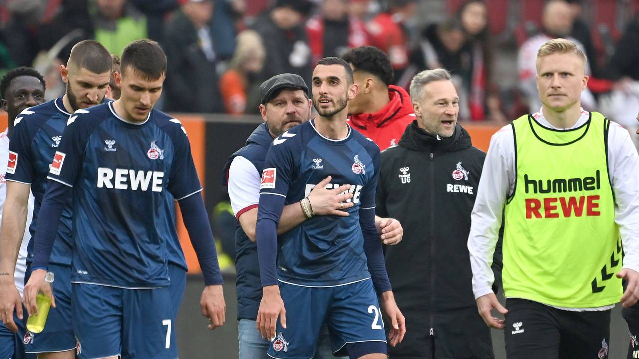 Steffen Baumgart umarmt Ellyes Skhiri (M.) nach dem 3:1-Sieg des 1. FC Köln beim FC Augsburg am 8. April 2023.