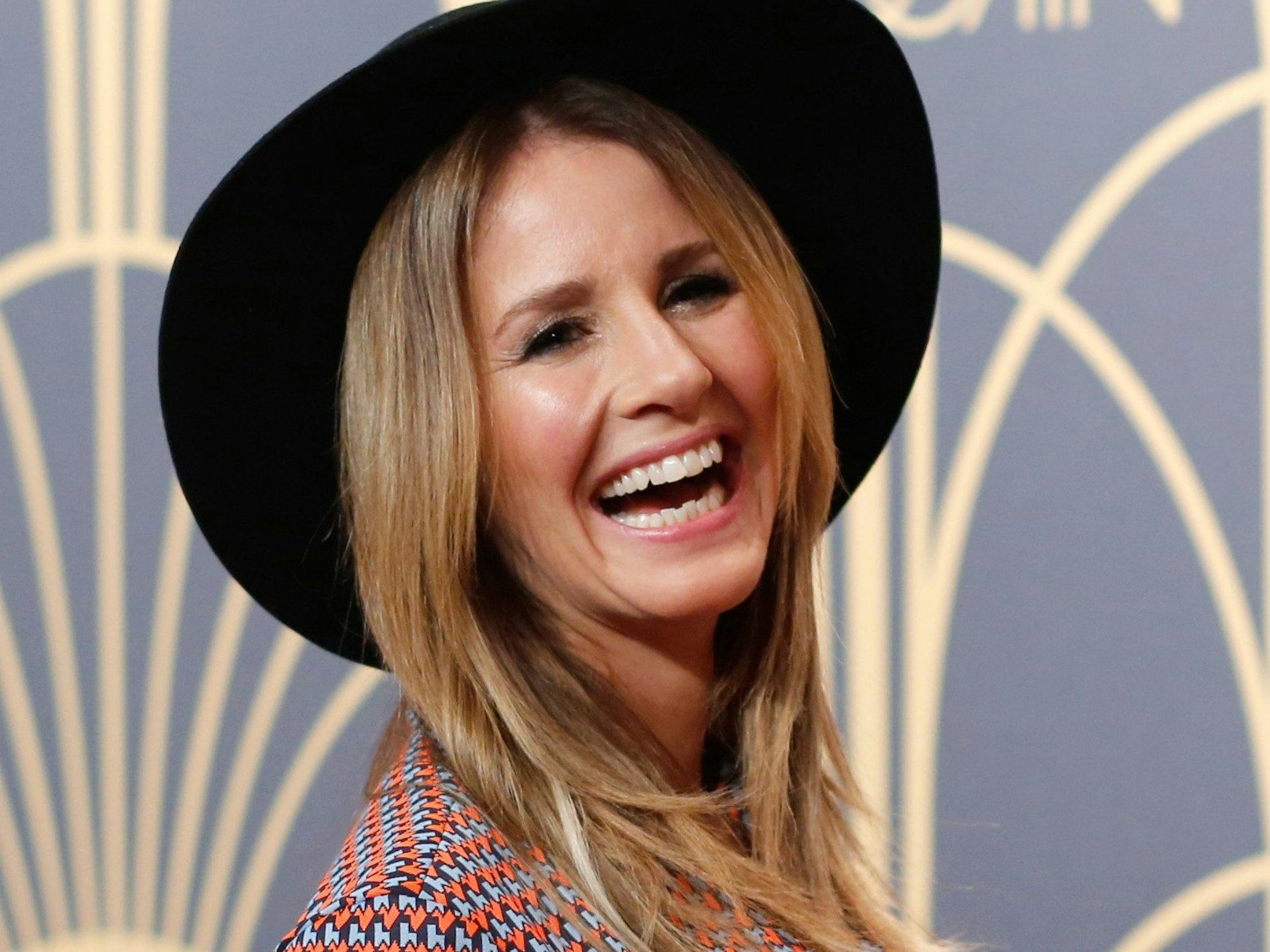 Hier zu sehen, die Moderatorin Mareile Höppner mit Hut auf der Berliner Modewoche.