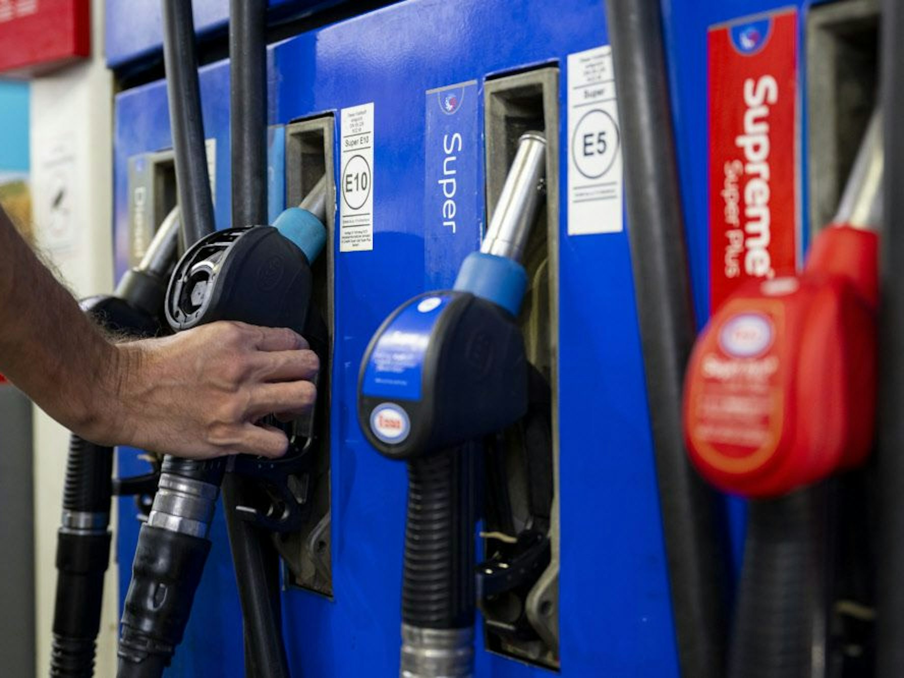 Eine Zapfsäule mit Super und Diesel Kraftstoff.