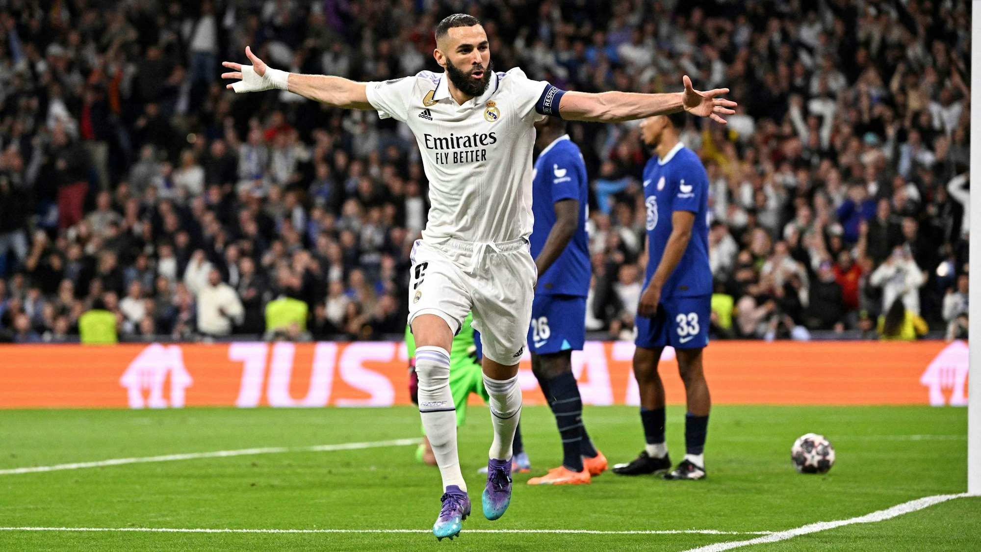 Karim Benzema jubelt gegen Chelsea über seinen Treffer zum 1:0.