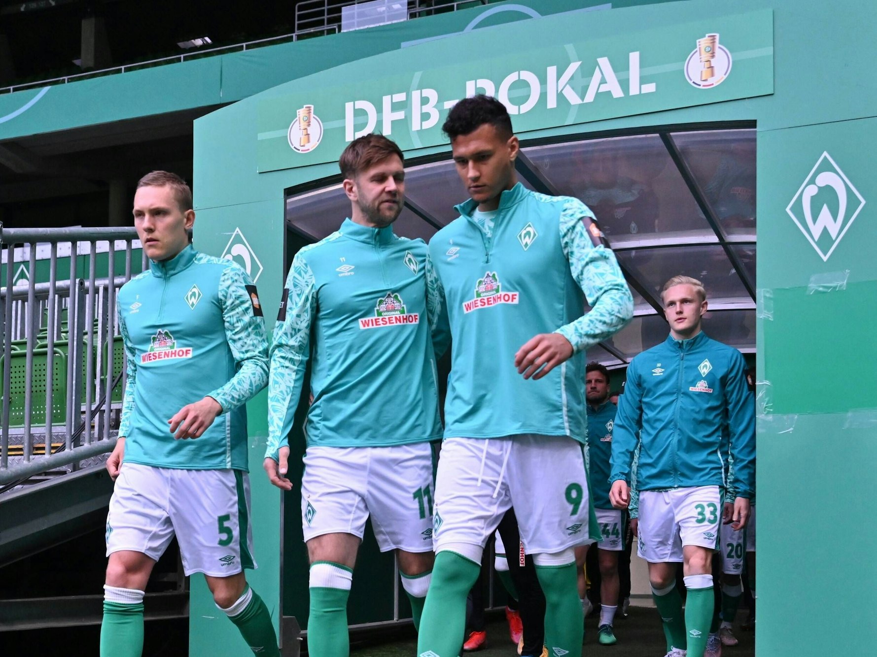 Davie Selke und Niclas Füllkrug kommen bei Werder Bremen aus dem Spielertunnel.