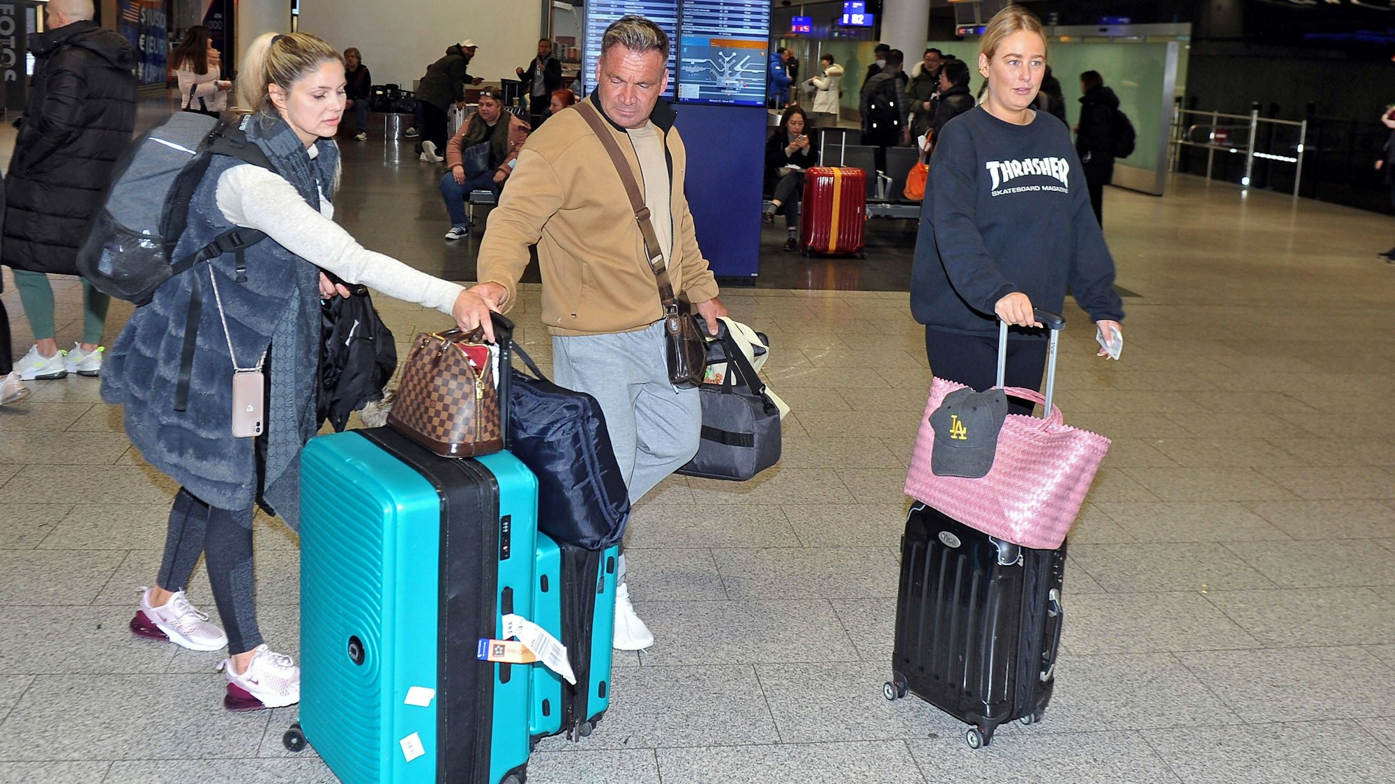 Peter Klein und Yvonne Woelke (M.), hier gemeinsam bei der Ankunft der Dschungelcamp-Stars in Deutschland im Februar 2023.
