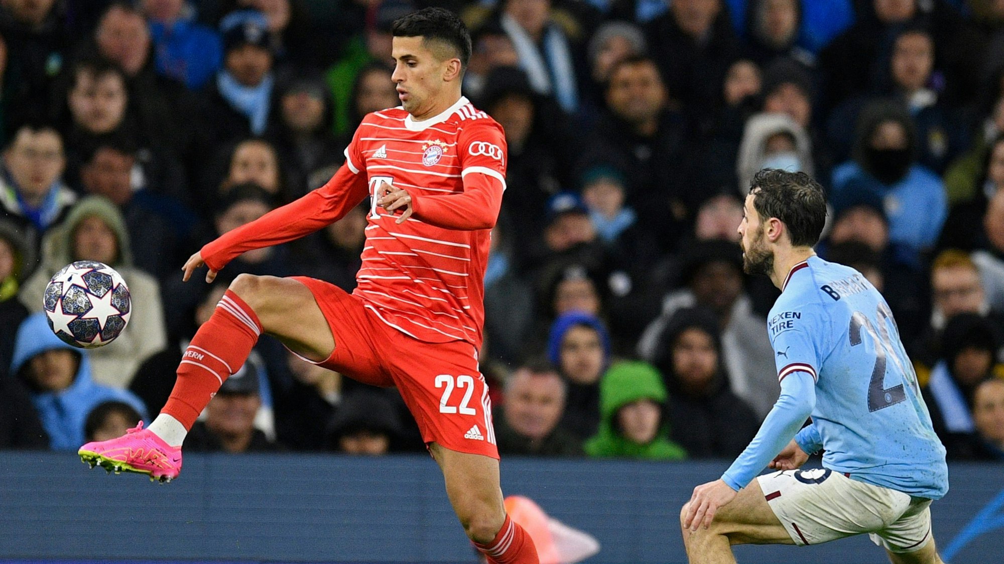 Joao Cancelo spielt vor Landsmann Bernardo Silva im Spiel des FC Bayern bei Manchester City den Ball.