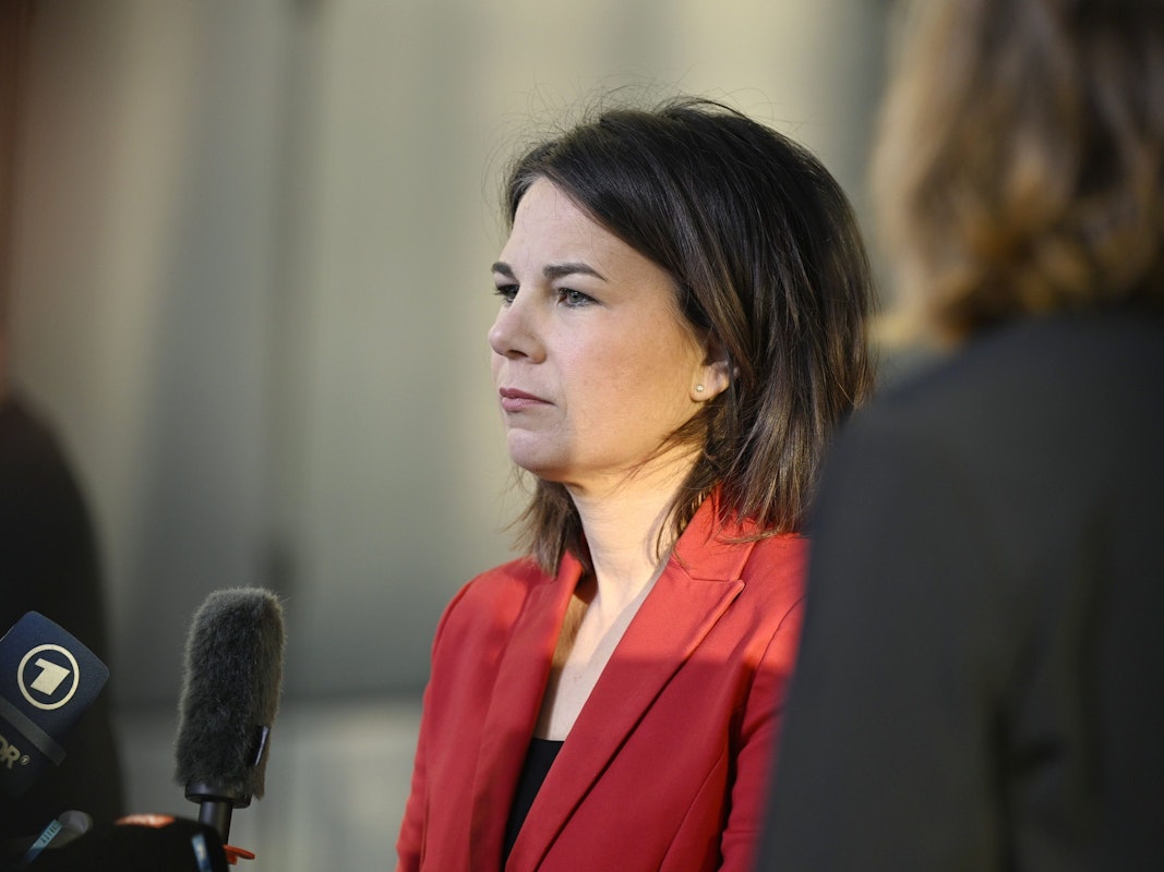 Annalena Baerbock (Bündnis 90/Die Grünen), Außenministerin von Deutschland, spricht mit Journalisten bei ihrem Eintreffen am zweiten Tag eines Treffens der Nato-Außenminister Anfang APril 2023.