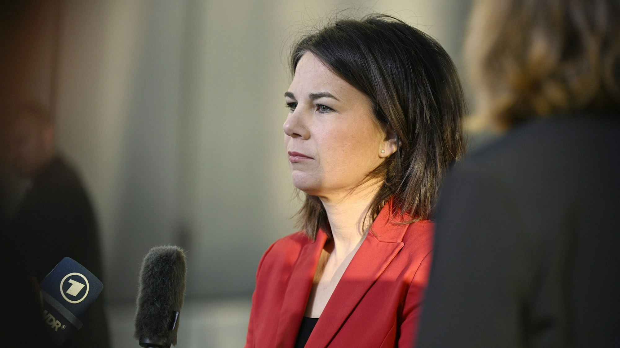 Annalena Baerbock (Bündnis 90/Die Grünen), Außenministerin von Deutschland, spricht mit Journalisten bei ihrem Eintreffen am zweiten Tag eines Treffens der Nato-Außenminister Anfang APril 2023.