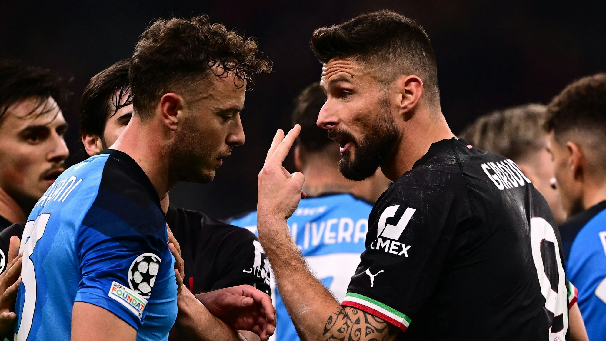 Hitzige Diskussion zwischen Olivier Giroud und Amir Rrahmani.