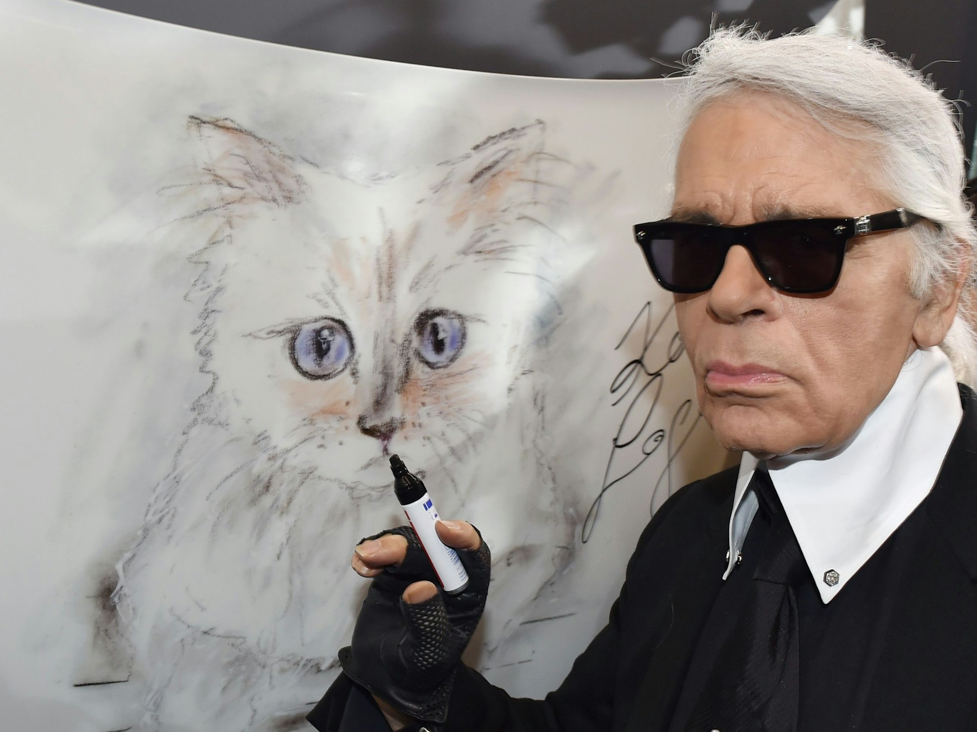 Der Mode-Designer Karl Lagerfeld und eine Zeichnung seiner Katze „Choupette“ für seinen Fotokalender in 2015.