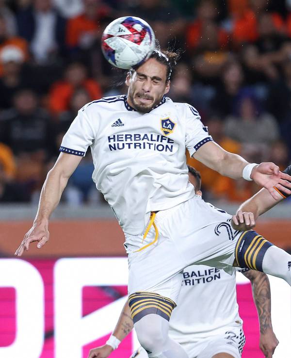 Martín Cáceres köpft den Ball.