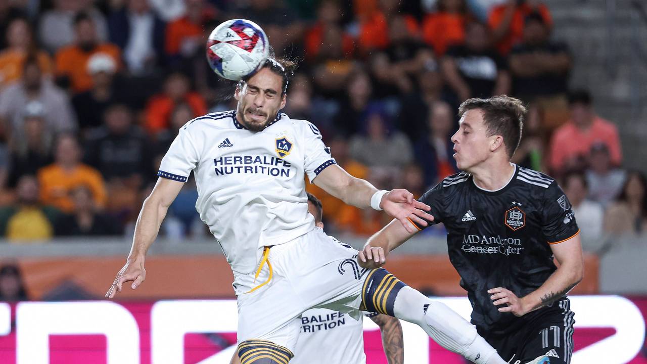 Martín Cáceres köpft den Ball.