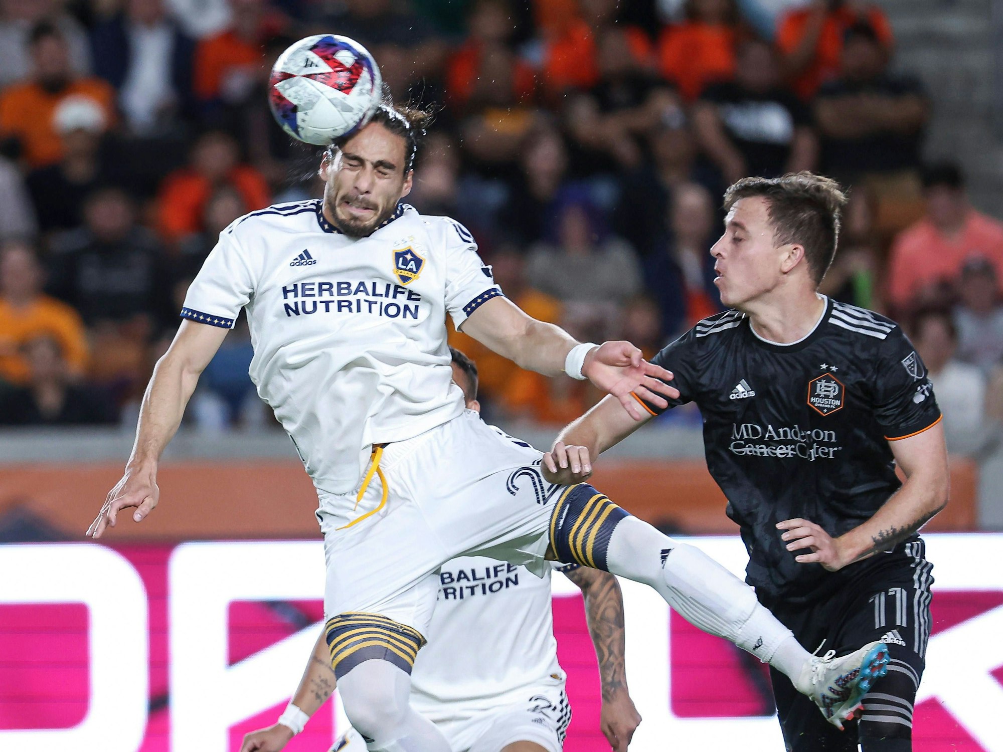 Martín Cáceres köpft den Ball.