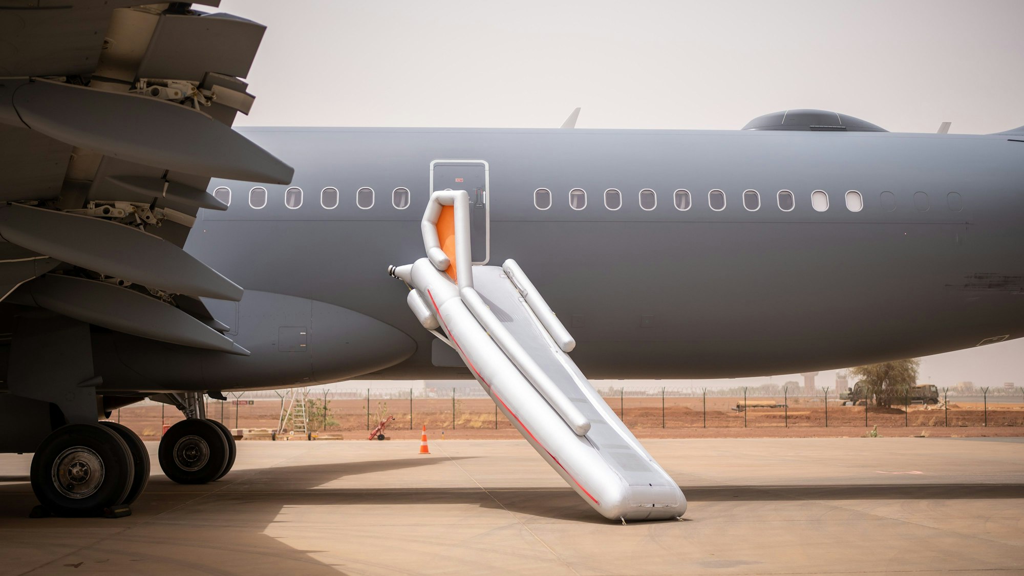Die Notrutsche am Airbus von Pistorius (SPD), Verteidigungsminister.