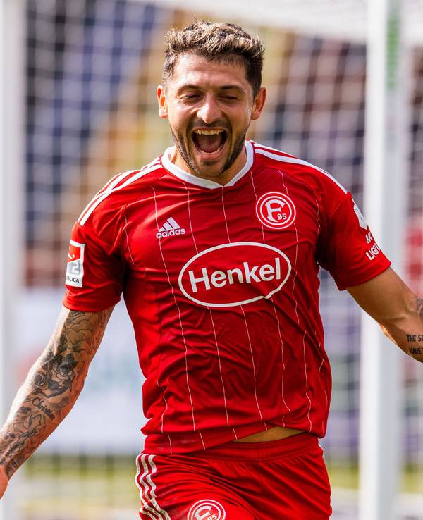 Fortuna Düsseldorfs Matthias Zimmermann jubelt nach seinem Treffer gegen den FC Hansa Rostock.