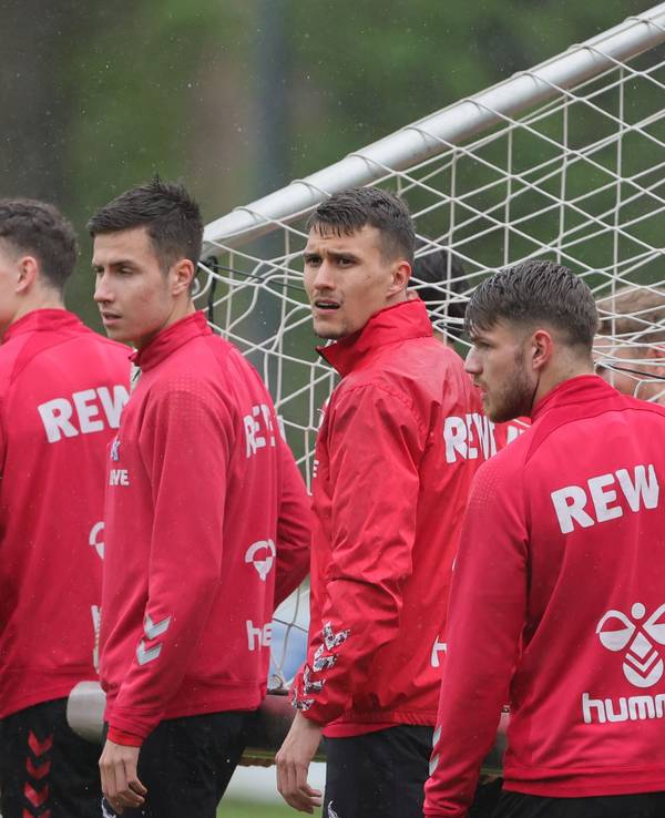Eric Martel, Denis Huseinbasic, Dejan Ljubicic und Jan Thielmann tragen beim Training des 1. FC Köln ein Tor.