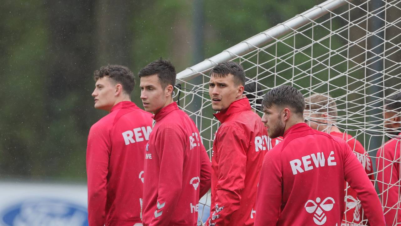 Eric Martel, Denis Huseinbasic, Dejan Ljubicic und Jan Thielmann tragen beim Training des 1. FC Köln ein Tor.