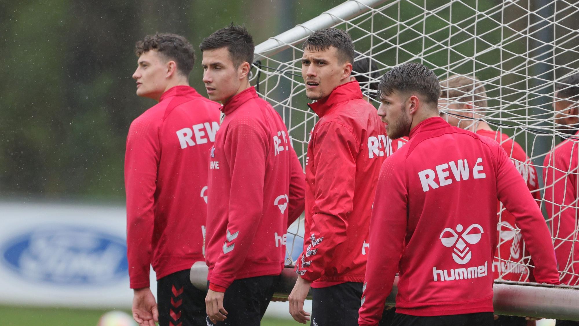 Eric Martel, Denis Huseinbasic, Dejan Ljubicic und Jan Thielmann tragen beim Training des 1. FC Köln ein Tor.