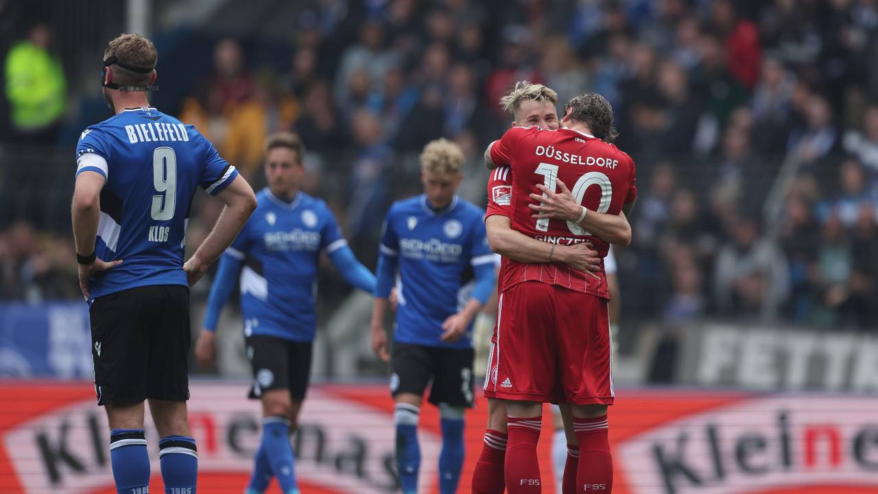 Düsseldorfs Torschütze Felix Klaus (2.v.r) feiert seinen Treffer zum 1:2 mit Daniel Ginczek (r).
