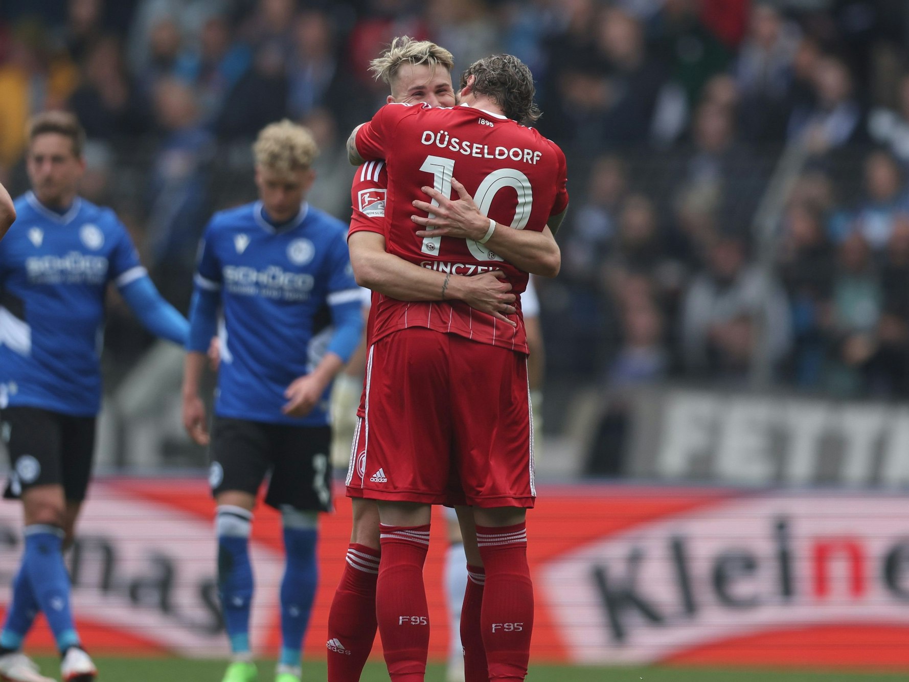 Düsseldorfs Torschütze Felix Klaus (2.v.r) feiert seinen Treffer zum 1:2 mit Daniel Ginczek (r).