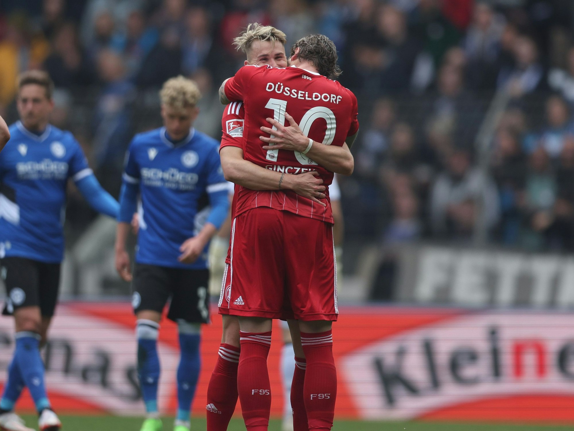 Düsseldorfs Torschütze Felix Klaus (2.v.r) feiert seinen Treffer zum 1:2 mit Daniel Ginczek (r).