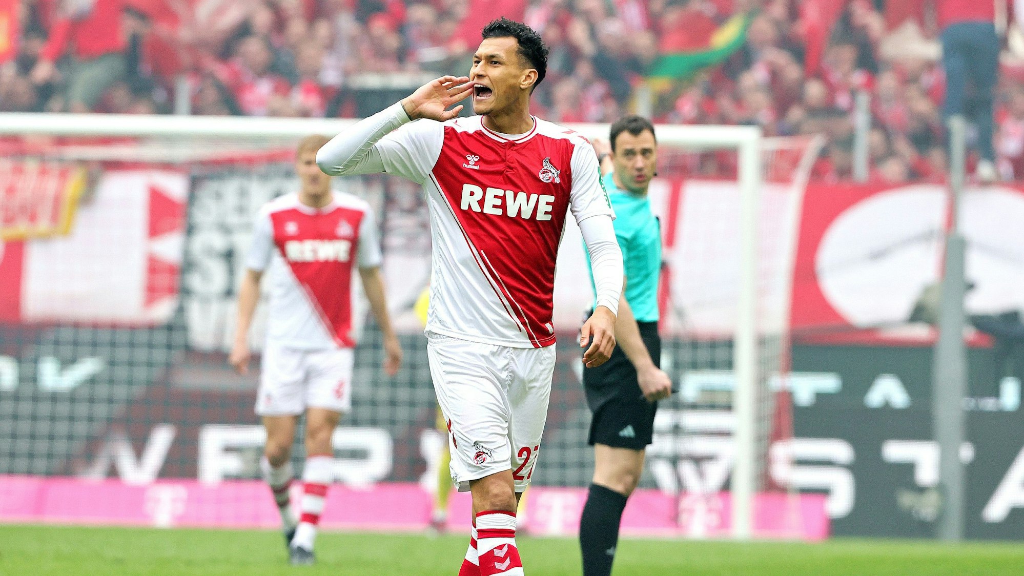 Davie Selke schreibt beim Derby 1. FC Köln gegen Borussia Mönchengladbach.