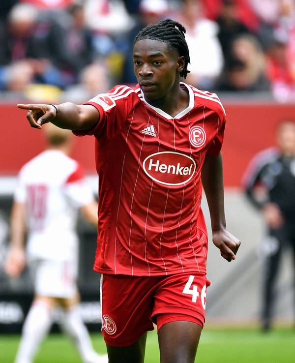 Elione Fernandes gestikuliert im Spiel gegen den 1. FC Nürnberg auf dem Platz.