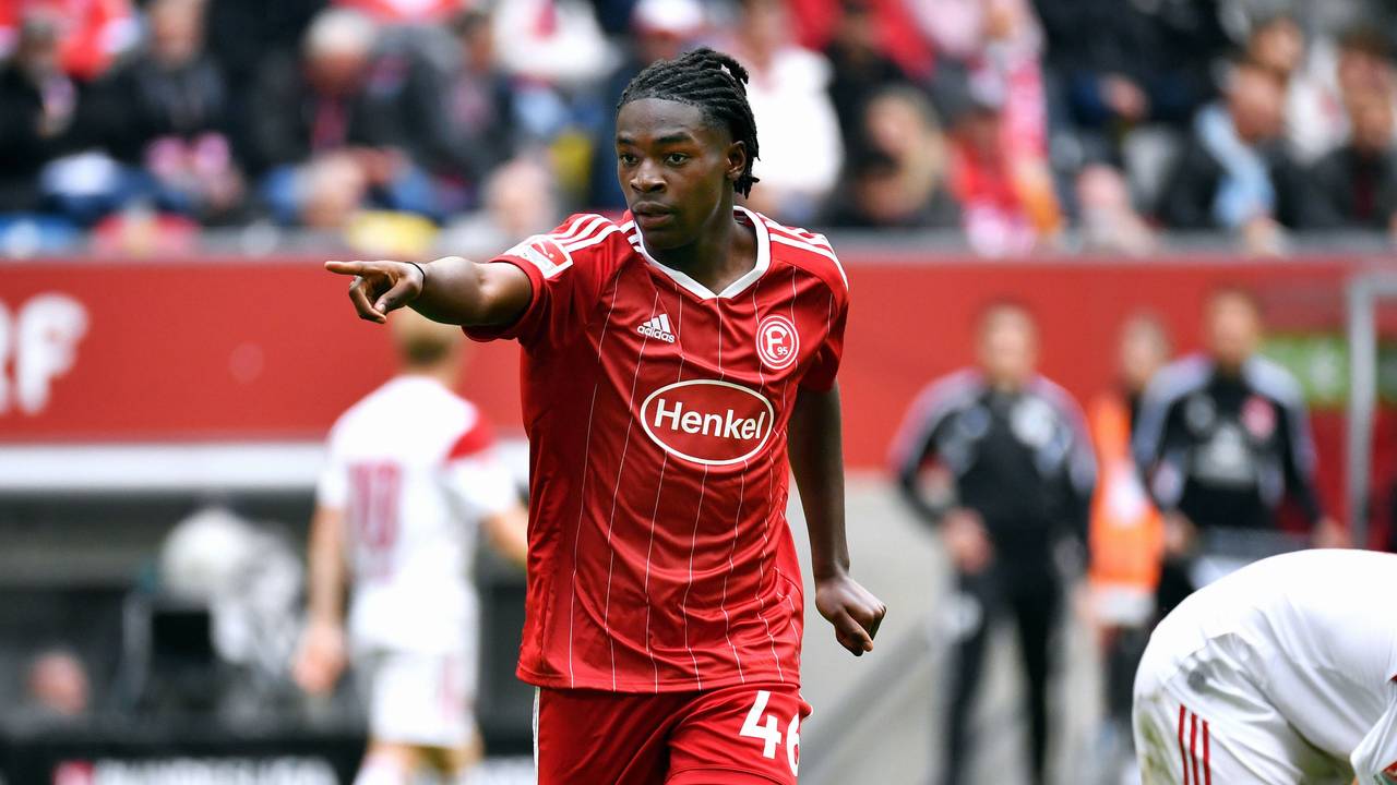 Elione Fernandes gestikuliert im Spiel gegen den 1. FC Nürnberg auf dem Platz.