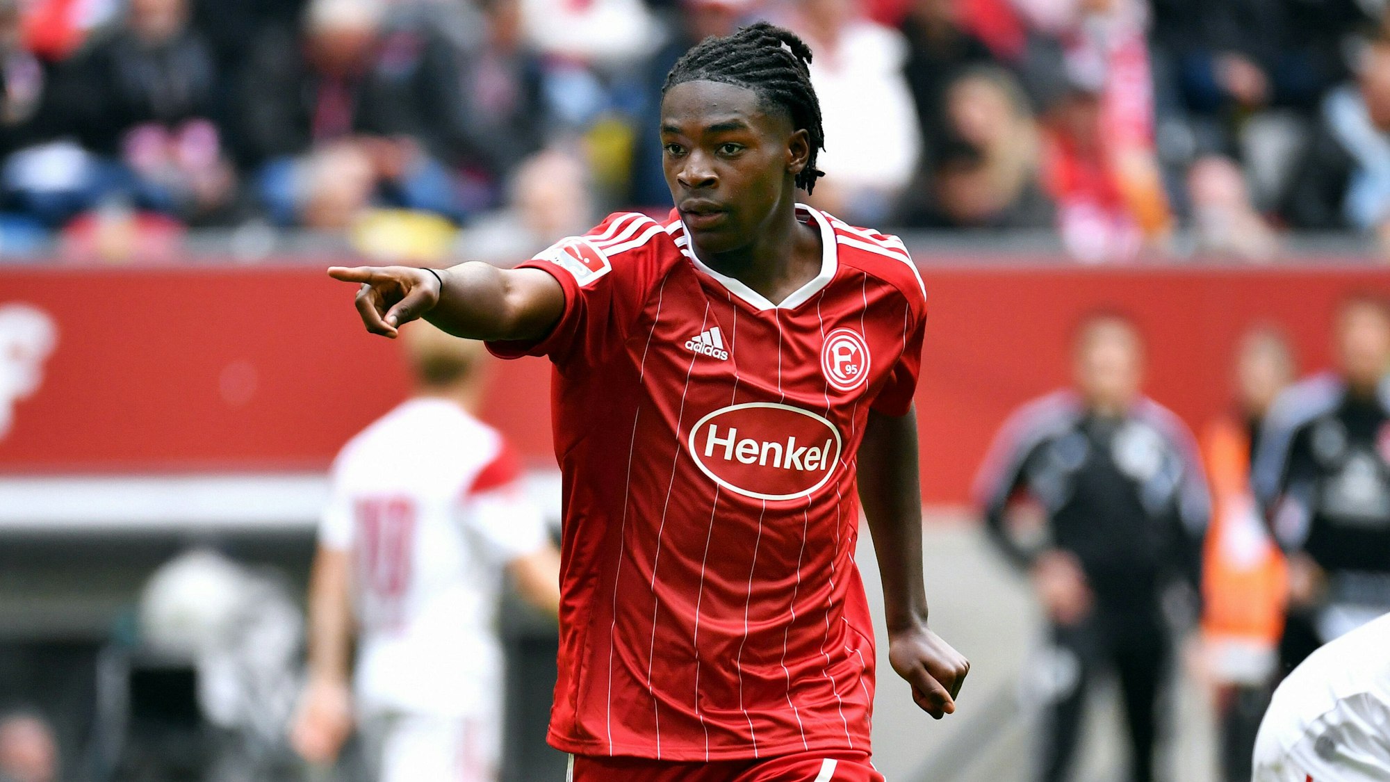 Elione Fernandes gestikuliert im Spiel gegen den 1. FC Nürnberg auf dem Platz.