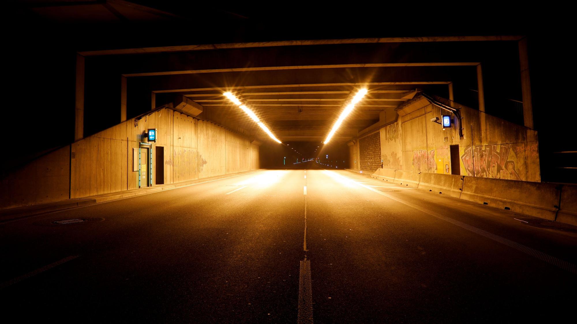 Blick in eine der beiden Tunnelröhren der A1 bei Köln-Lövenich.