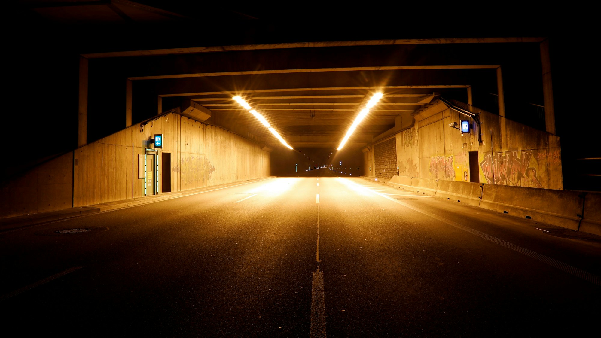 Blick in eine der beiden Tunnelröhren der A1 bei Köln-Lövenich.